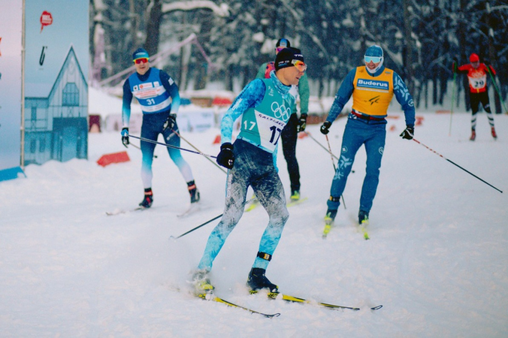 Победный финиш Алексея Баранникова (многократный чемпион России по лыжному двоеборью, участник двух Олимпиад). Николай Морилов, Алексей Петухов, Александр Легков на заднем плане. 