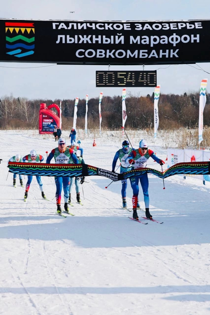 На Галичском марафоне на финиш 21-километрового забега пришла плотная группа спортсменов, но Ермил Вокуев всё-таки сумел вырвать победу у своего одноклубника Андрея Краснова (2-е место) и Евгения Цепкова из Ярославля (3-е место). 