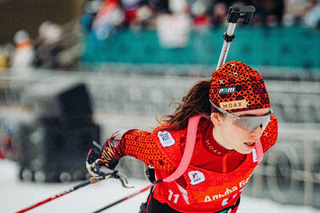 Кира Дюжева в гоночном комбинезоне Моах