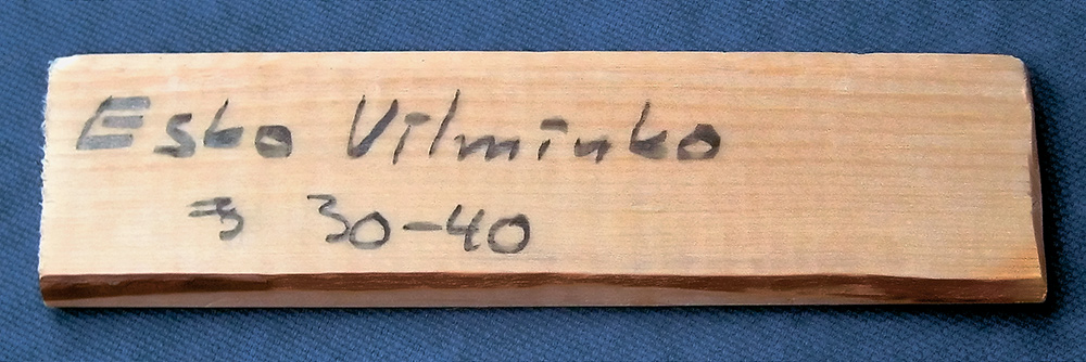 Эско Вилминко написал мне на обрезке заготовки от лыжи своё имя и стоимость ножа «Vilminko». 