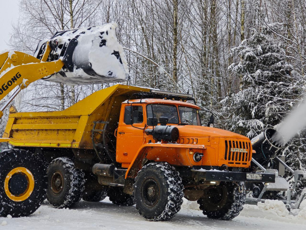 Самосвал Урал с тремя ведущими мостами и "зубастой" резиной пролезал туда, куда обычным самосвалам дорога была заказана. 