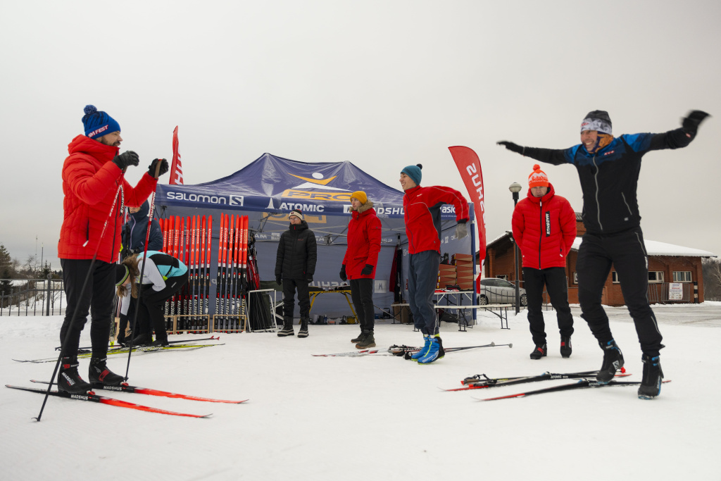 Около палатки Спортмастера - всегда хорошее настроение. 