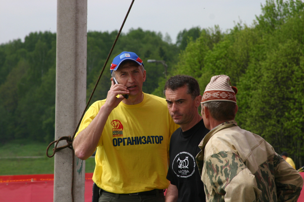Андрей Кондрашов (слева) с директором сходненской ДЮСШ Алексеем Фазлуллиным во время проведения Майского спринта на Сходне. 