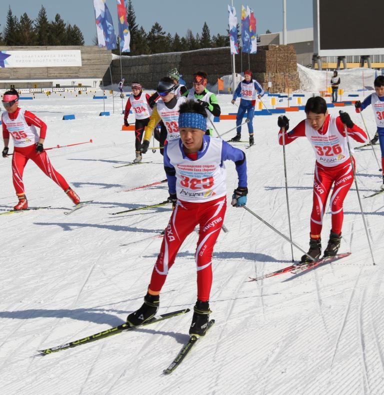 Василий Сивцев и Филипп Аммосов спешат к финишу.JPG