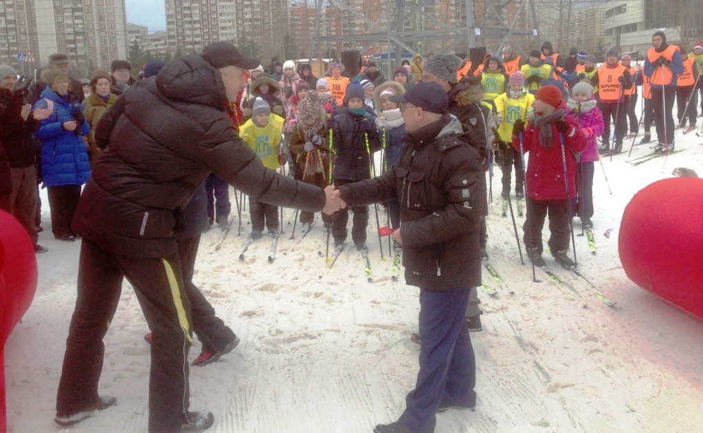 Важное и в определенном смысле знаковое рукопожатие: Андрей Кондрашов от имени лыжной общественности города поздравляет префекта ЮВАО Андрея Цыбина с открытием новой лыжной трассы. 