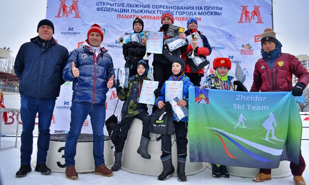 Лыжные соревнования на призы ФЛГМ памяти Михаила Головатова. По-прежнему это самый массовый детский лыжный старт в России.1300 детей на финише сейчас никто не собирает. Плюс этот старт в спортивном календаре, а значит, есть присвоение разрядов!