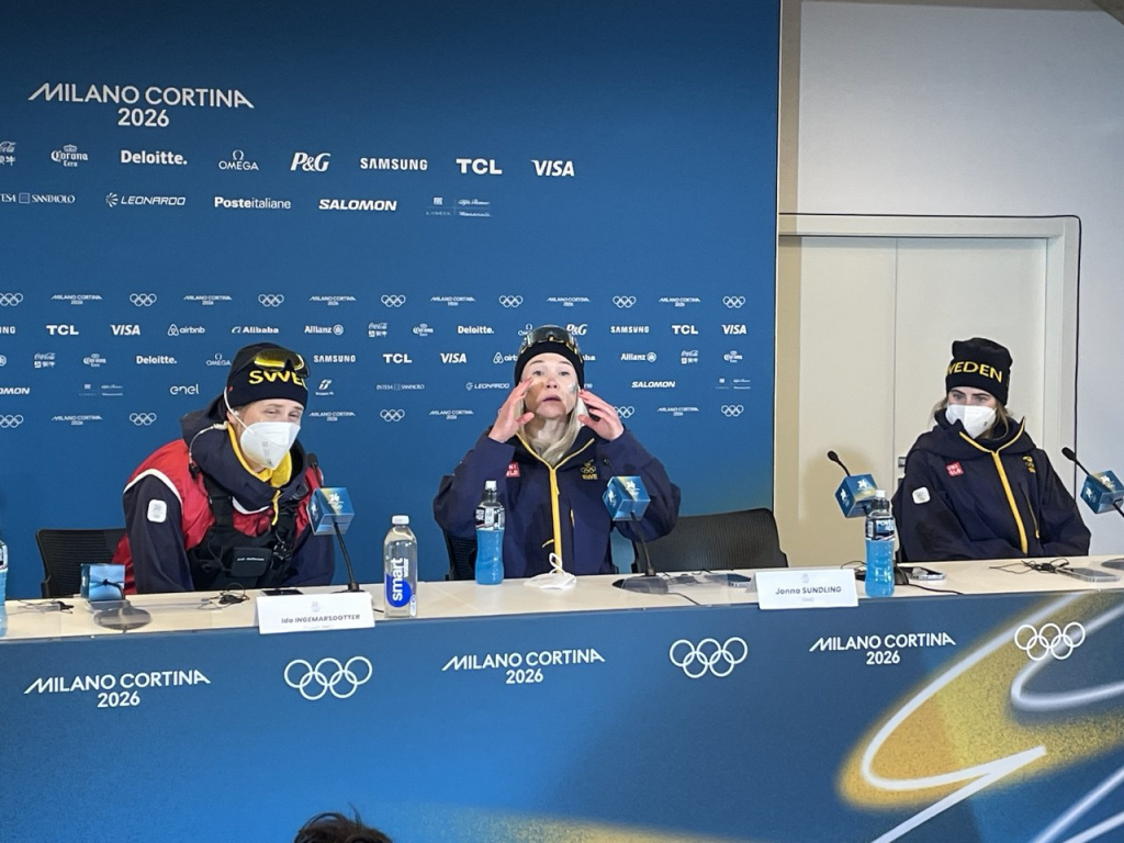 Тренер сборной Швеции, Йонна Сундлинг и Эбба Андерссон на пресс-конференции