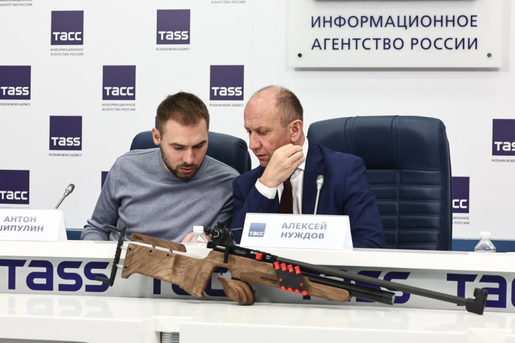 Президентам двух крупнейших российских региональных биатлонных федераций (Свердловской и Московской областей) Антону Шипулину и Алексею Нуждову есть о чём поговорить: новая винтовка сулит хорошие перспективы развития детского и юношеского биатлона в России.