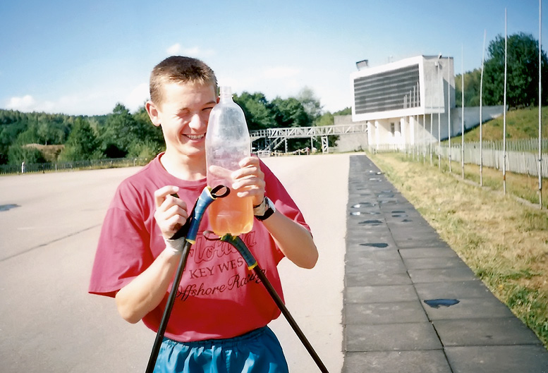 1997 год, Раубичи (Белоруссия). Артем Жуков на длительной тренировке: «До конца тренировки меня хватит! Напитка тоже…»