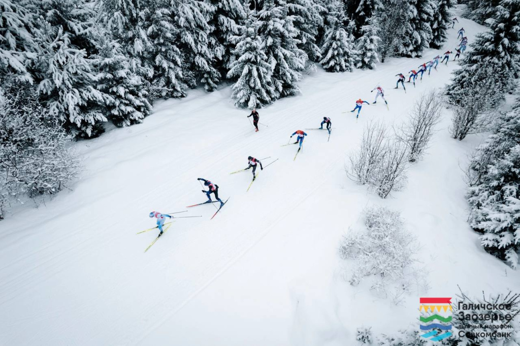 На выходе одного из подъёмов спортсмены выстроились в цепочку. 