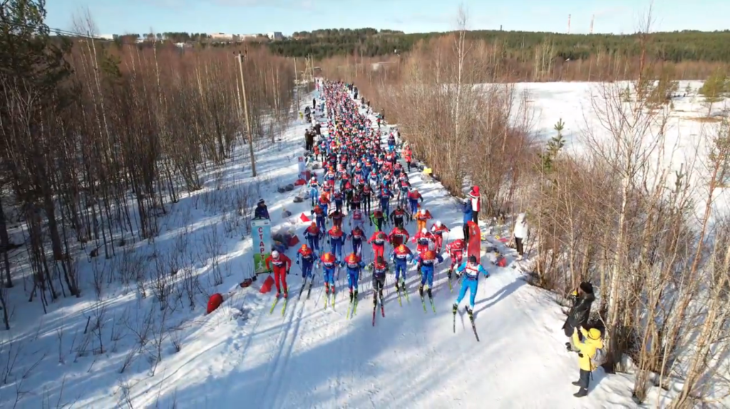 Местом старта по необходимости стала узкая просека на шестом километре трассы марафона. 