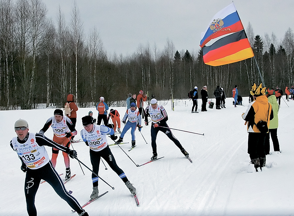 Увидев на трассе немецкий флаг, Пётр Кузнецов (№155), организовавший приезд в Россию двух немецких лыжников, был удивлён не меньше самих немцев. 