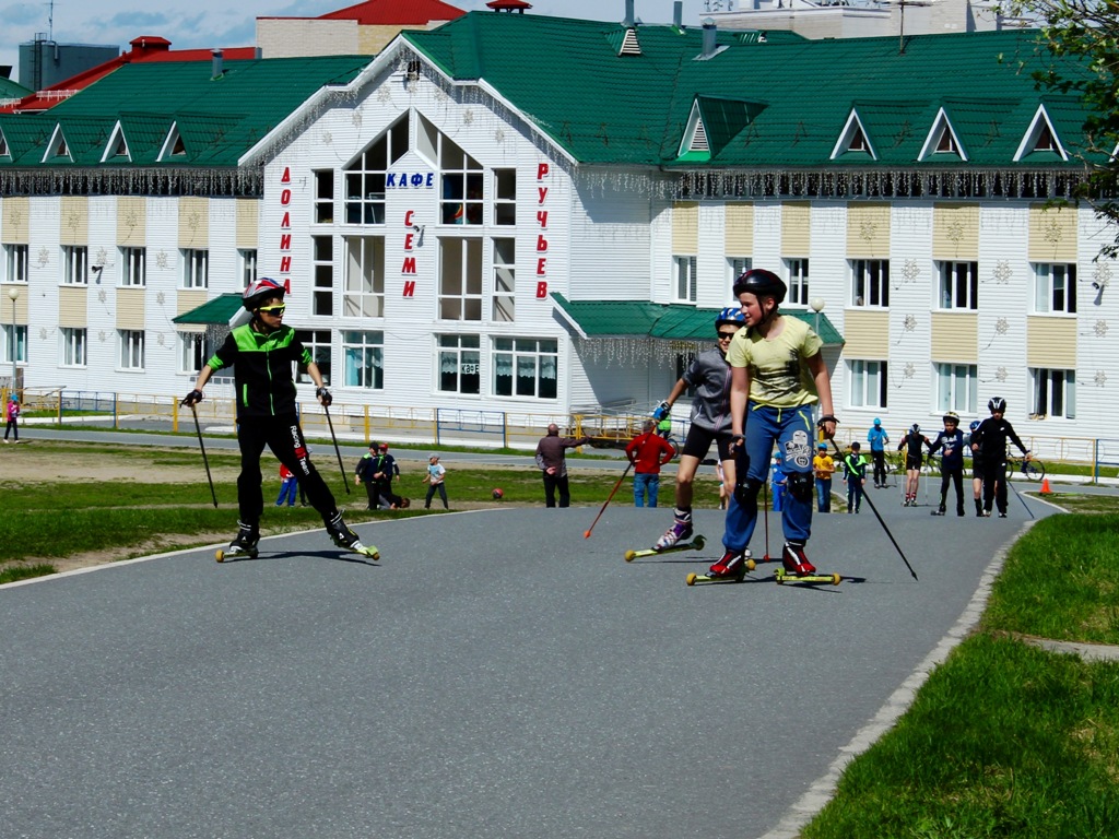Лыжероллерная трасса берет свое начало от порога родной спортшколы...