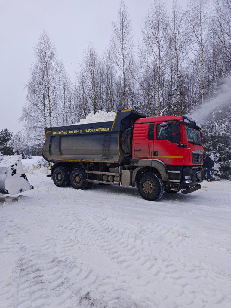 Обычные самосвалы. Они не обладали такой высокой проходимостью, как Урал, зато снега в кузове вмещали почти в два раза больше. 