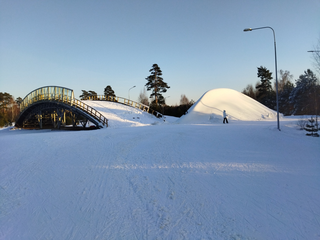 Накануне первой гонки (коньковой «тридцатки») таких куч снега на трассе было несколько. В ночь с четверга на пятницу все они были использованы для засыпки авто-переходов и других проблемных мест.