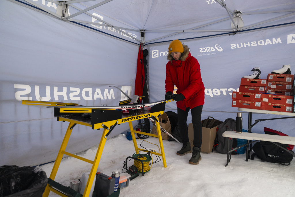 Лыжи готовит Виктор Саветников (Спортмастер). 