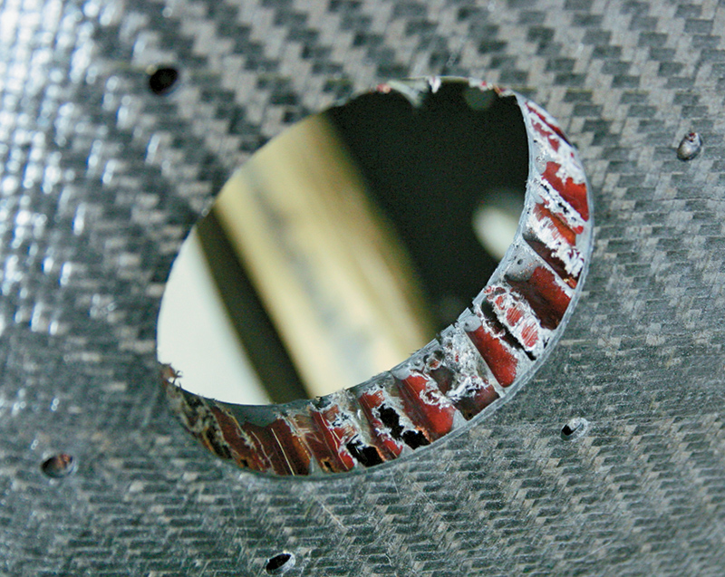 Нам разрешили сфотографировать на FACC лишь отдельные фрагменты компонентов, из которых собирают те или иные части самолётов. Но, например, на этом снимке хорошо видна сотовая структура конструкции. 