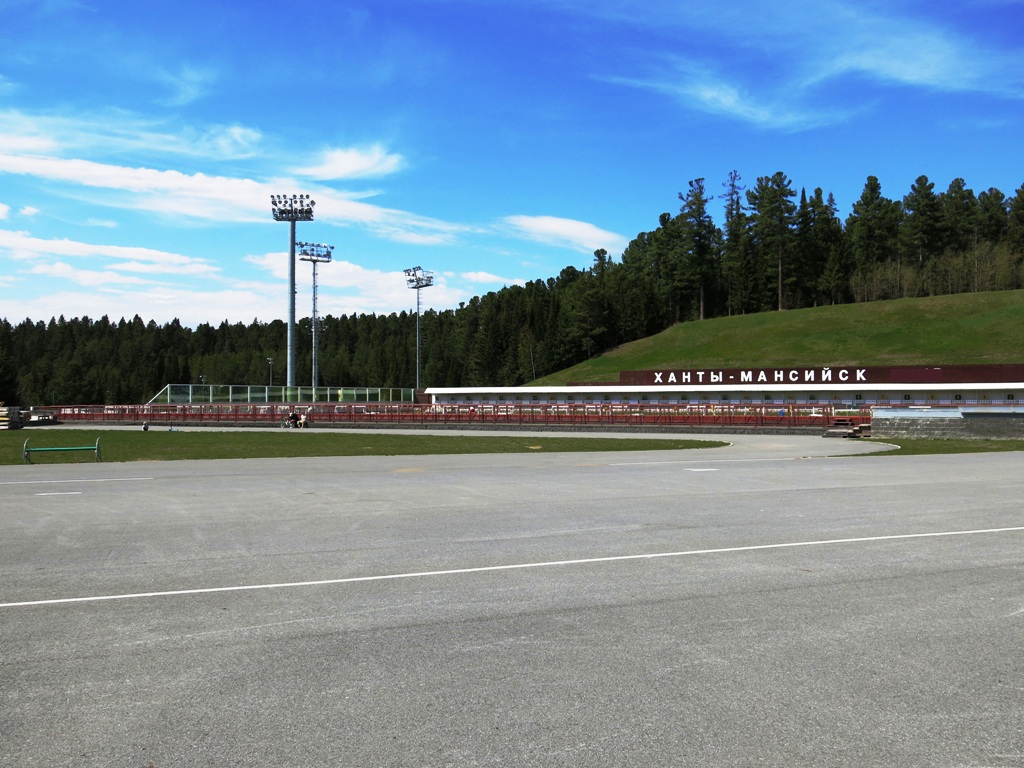 Биатлонное стрельбище – вид летом. 