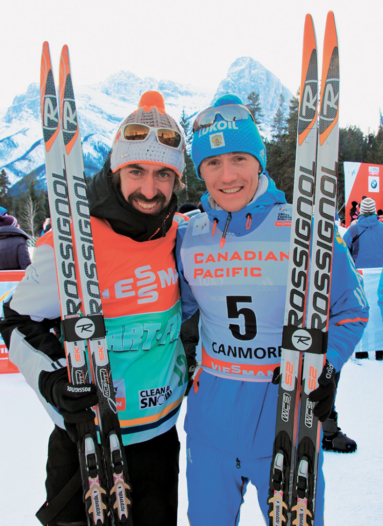 Никита Крюков с Симоном Каприни (слева), менеджером Rossignol, на этапе Кубка мира в Кэнморе в декабре 2012 года, где Крюков занял третье место в индивидуальном спринте свободным стилем вслед за Эмилом Йонссоном (Швеция) и Андерсом Глерсеном (Норвегия)