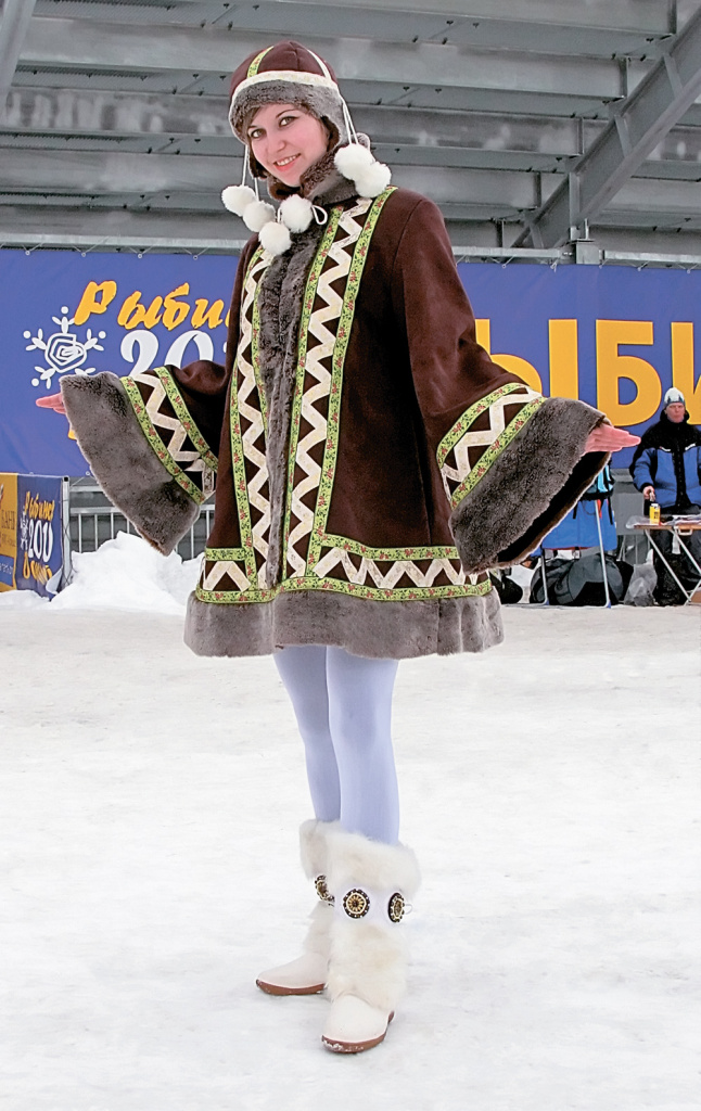 Эту девушку зовут Алина Опахина — она из рыбинского шоу-балета «Персона». Вместе со своими подругами по группе Алина работала в этот день в группе поддержки «Русской механики», рекламировавшей на Дёминском марафоне свою продукцию — снегоходы «Тайга», «Патруль», «Атака» и «Тикси». 