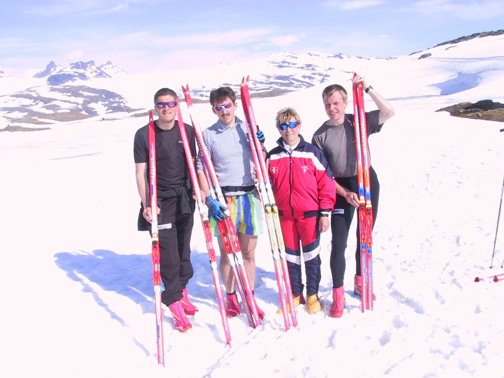 Слева направо: Иван Кузьмин, Кирилл Горев, Раиса Сметанина, Николай Припусков в Согнефьелле, Норвегия, поездка с командой республики Коми на фабрику Мадшус и летний снег в Согнефьелле. Июнь 2002 года.&nbsp;