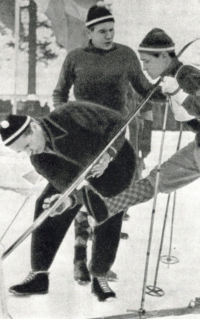 Василий Павлович Смирнов подмазывает лыжи члену сборной СССР Павлу Колчину.