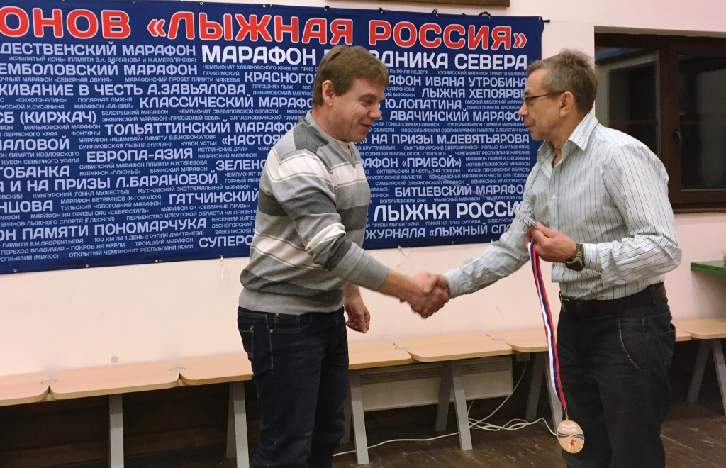 Медаль Почётного мастера СМЛР получает Владимир Лавриненко. 