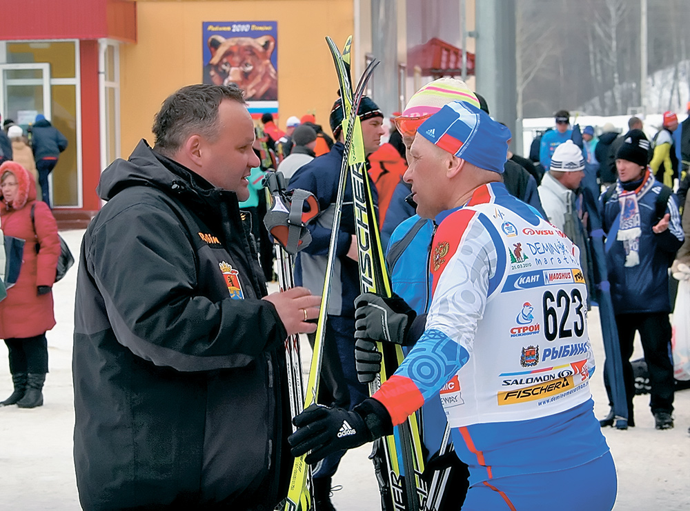 Участники Дёминского марафона делятся с мэром города Рыбинска Юрием Ласточкиным (слева) своими впечатлениями от только что пройденной гонки. 