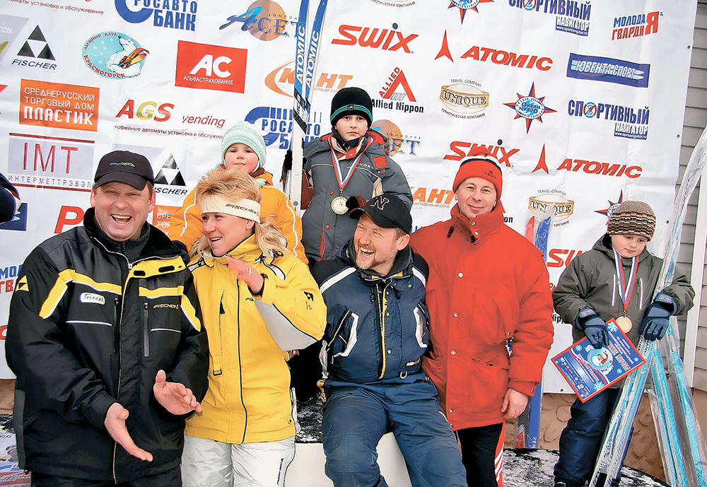 На «Крещенских морозах» в процедуре награждения всегда охотно участвуют заслуженные мастера спорта СССР по лыжным гонкам Александр Завьялов (слева) и Анфиса Резцова (в центре). 