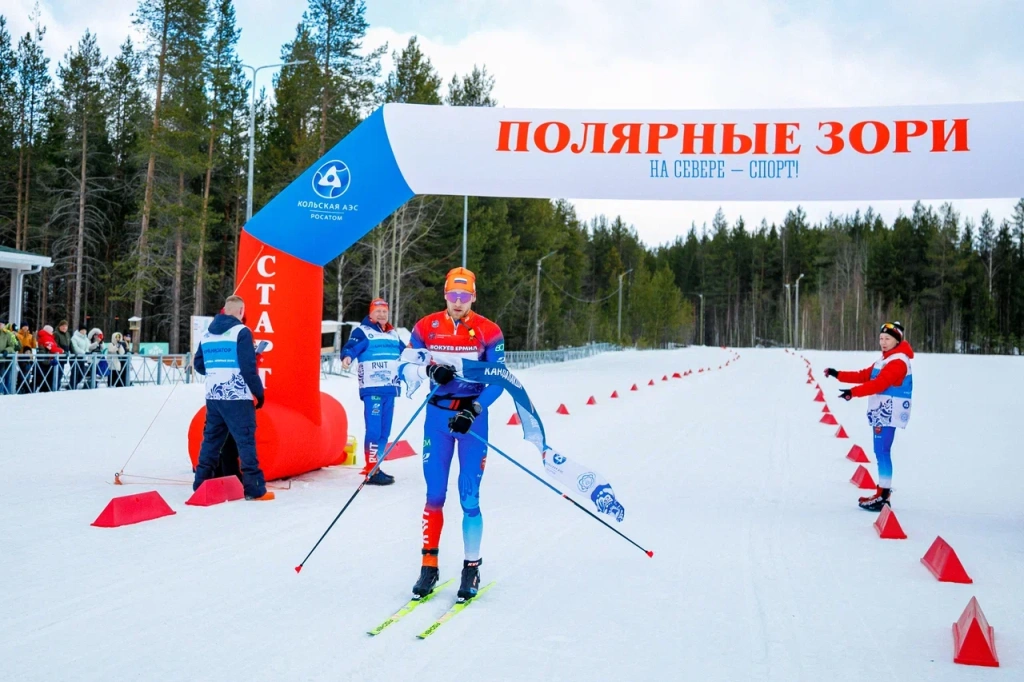 На финише марафона Кандалакша - Полярные Зори победитель гонки Ермил Вокуев. 