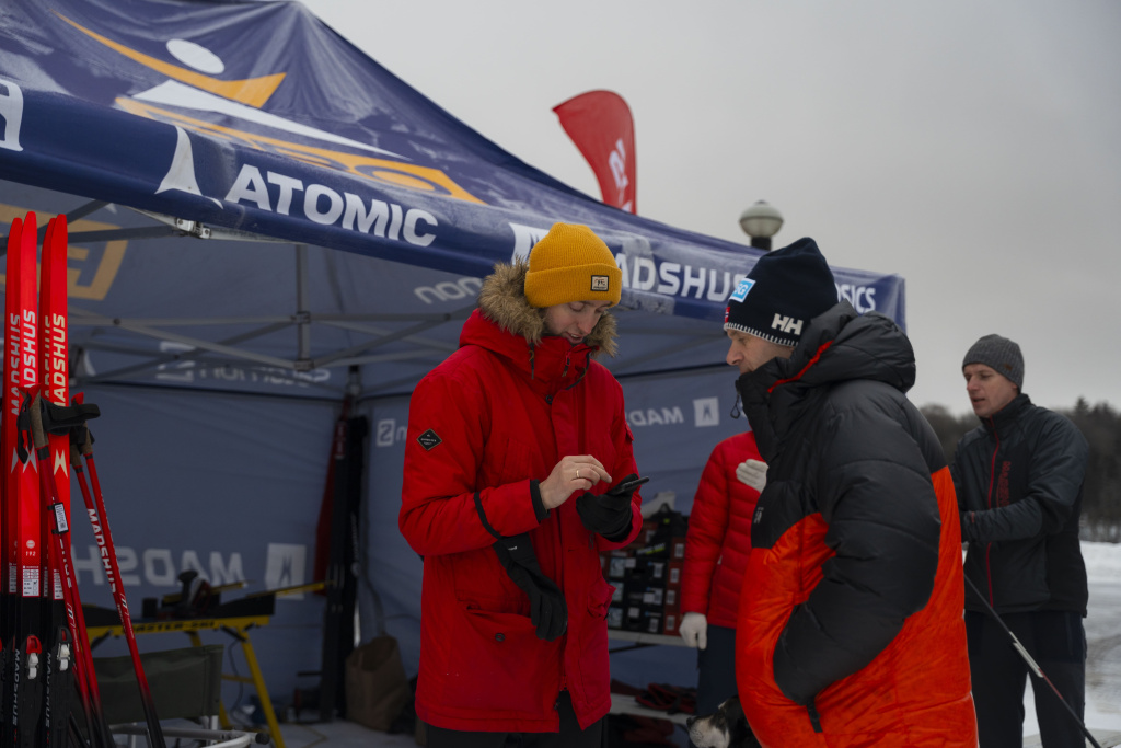 Запишем телефоны друг друга? 