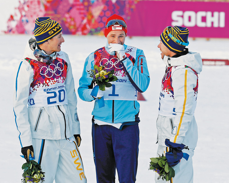 Счастливый олимпийский чемпион Ула Виген Хаттестад в окружении призеров индивидуального спринта Теодора Петерсона и главного везунчика сочинской Олимпиады Эмиля Йонссона.