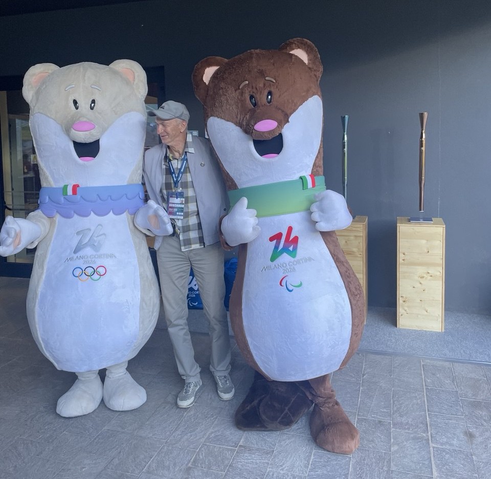 Талисманы Олимпийских и Паралимпийских Игр 2026. На заднем плане факелы для эстафеты олимпийского огня. 