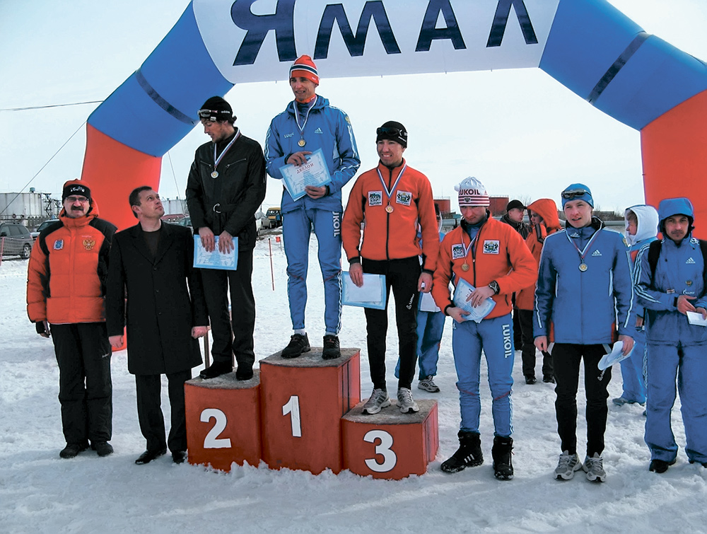 Награждение марафона «Полярная лыжня». Победил член сборной России Евгений Белов, второе место — Артём Норин, третье — Радик Абулов. 