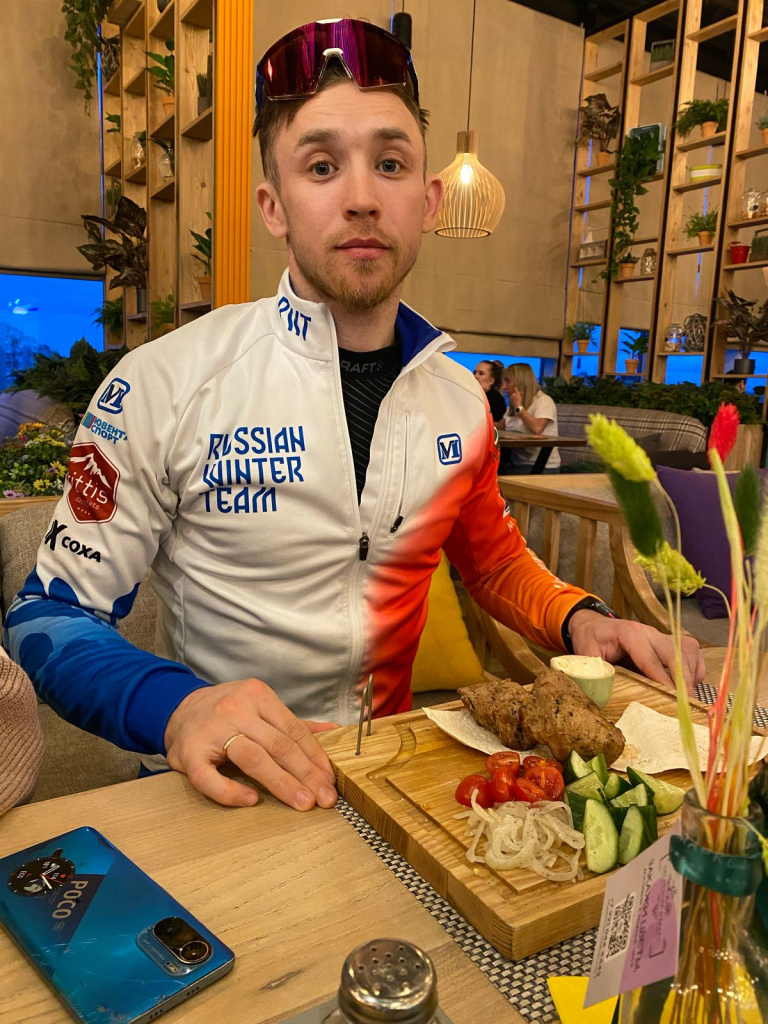 Обед в ресторане одного из торговых центров Мурманска. Ермил Вокуев. 