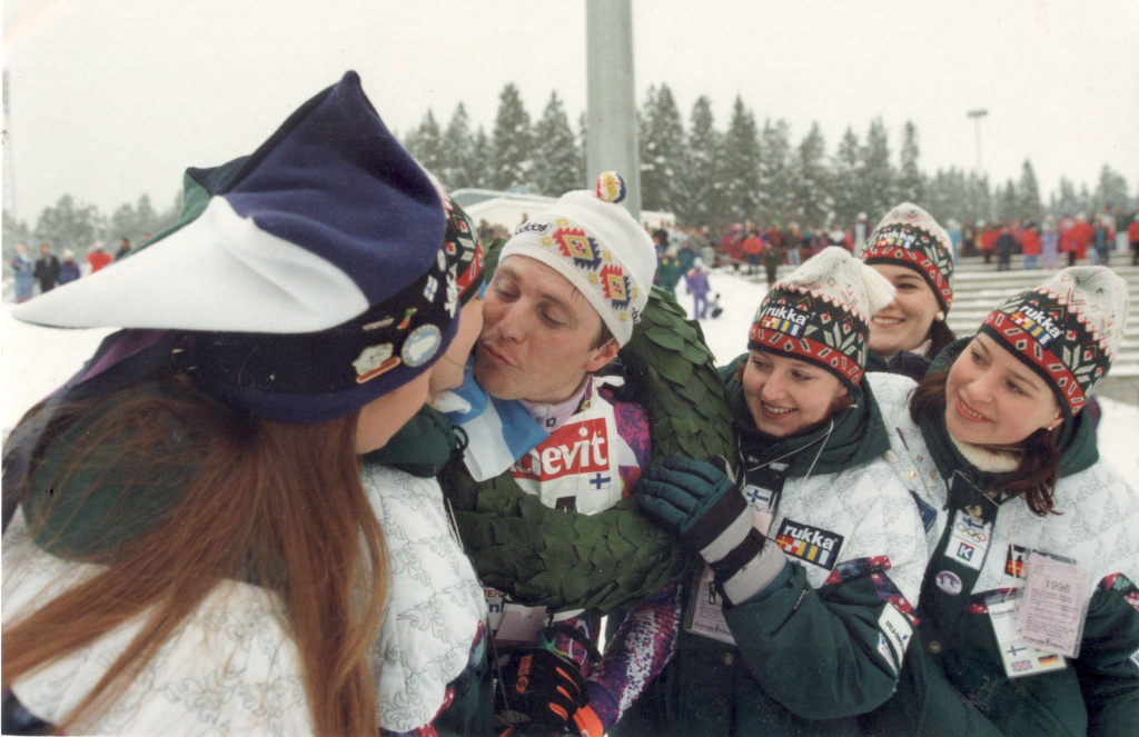 Победитель коньковой гонки "Финляндия Хиихто" Михаил Дуркин - с девушками, встречавшими всех участников на финише. 