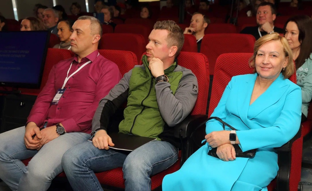 Ожидают своего выступления директор по продажам ООО «НОНЭЙМ СПОРТ» (Санкт-Петербург) Андрей Белкин (слева) и руководитель компании "Proteam" Дмитрий Савинский (в центре). Справа - руководитель выставки Светлана Пономарёва. 