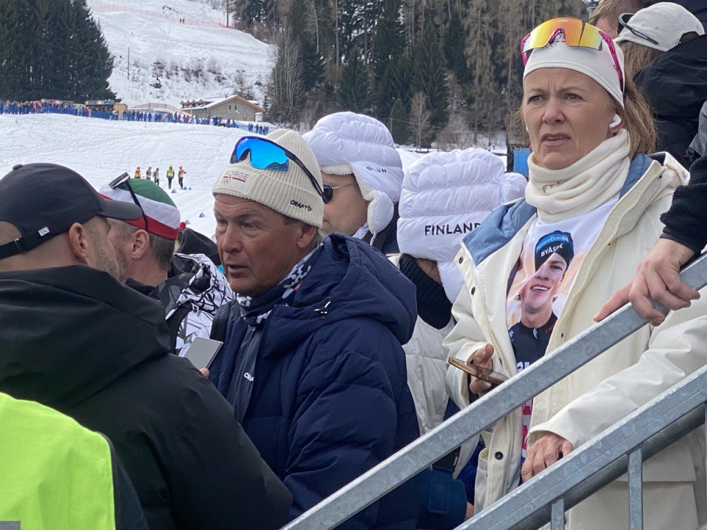 Отец и мама Й.Клэбо на трибуне олимпийского лыжного стадиона в Терезо