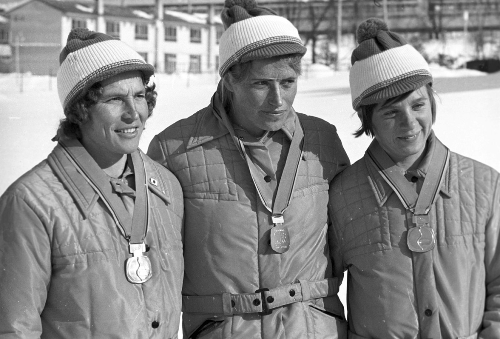 Победительницы в лыжной эстафете 3х5 км лыжницы Галина Кулакова, Алевтина Олюнина и Любовь Мухачева на XI зимних Олимпийских играх в Саппоро (1972)