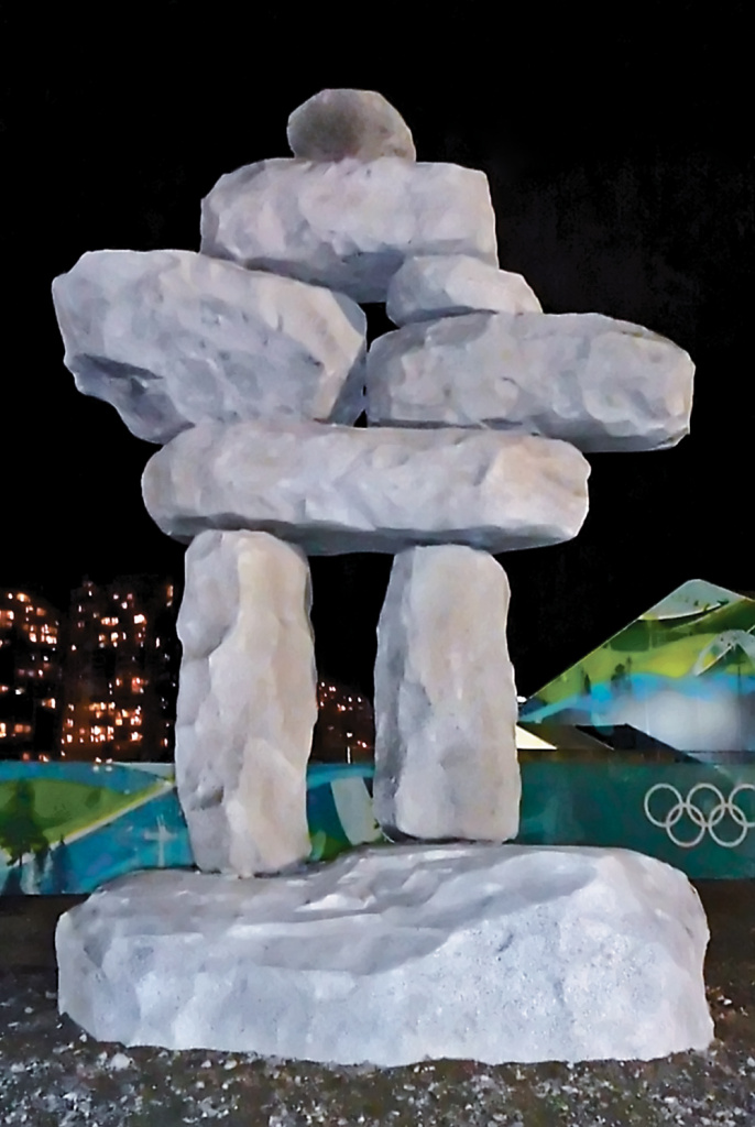 Символ Олимпиады Инукшук, сложенный из камня. 