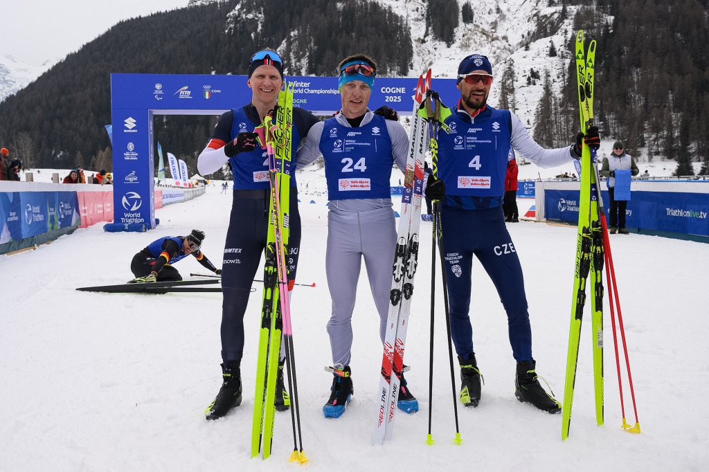 Олег Честиков (в центре)