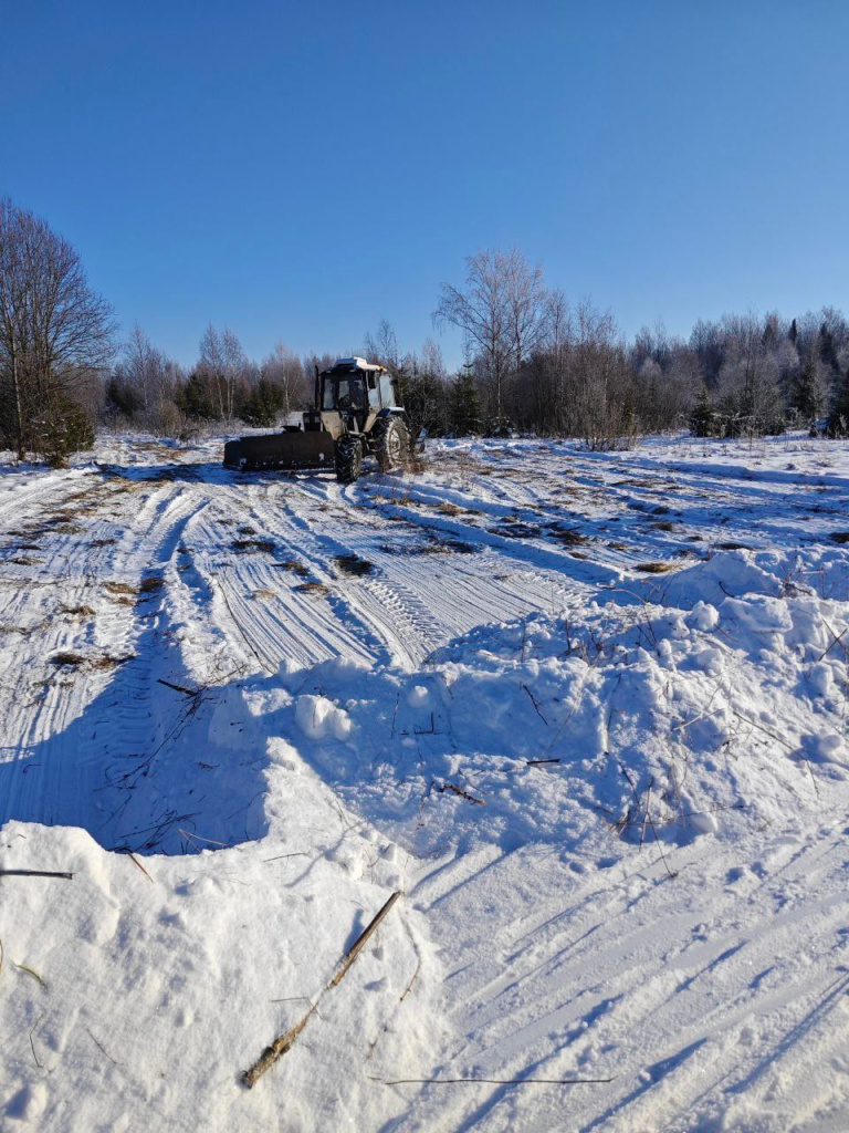Везде, где около трассы были хотя бы небольшие полянки, организаторы постарались с помощью трактора сдвинуть снег в сторону будущей лыжни. 