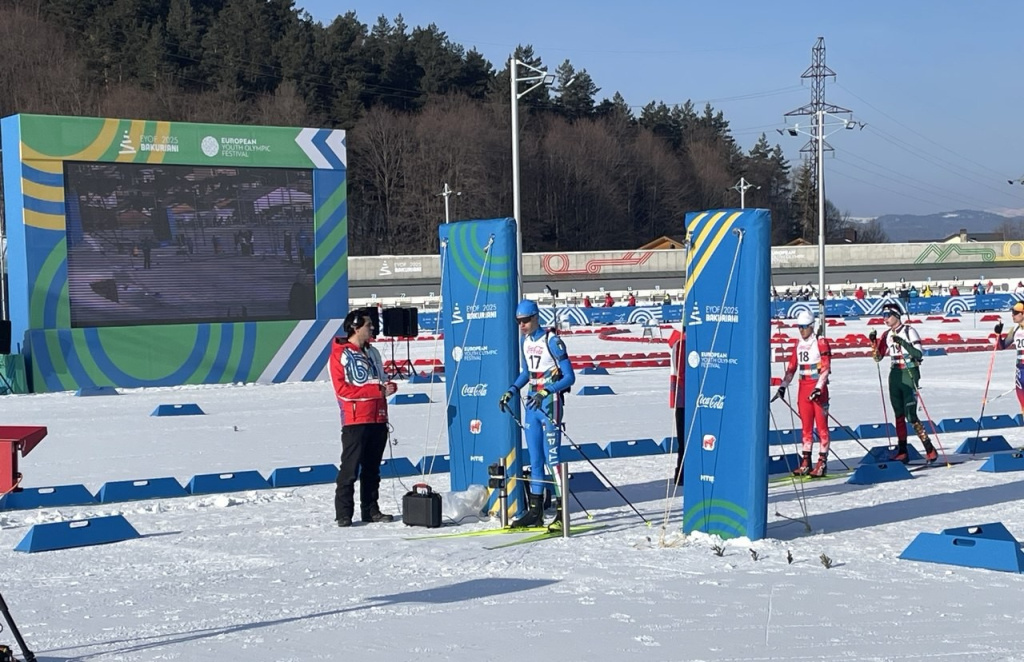 Старт биатлонной гонки юношей на Европейском олимпийском юношеском фестивале