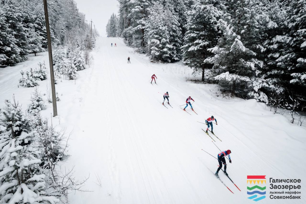 На одном из спусков. Как видите, некоторые участники уже начинают плужить. В дальнейшем это приведёт к образованию на спусках глубоких колей-желобов, которые ещё больше осложнят спуск следующим за ними участникам. 