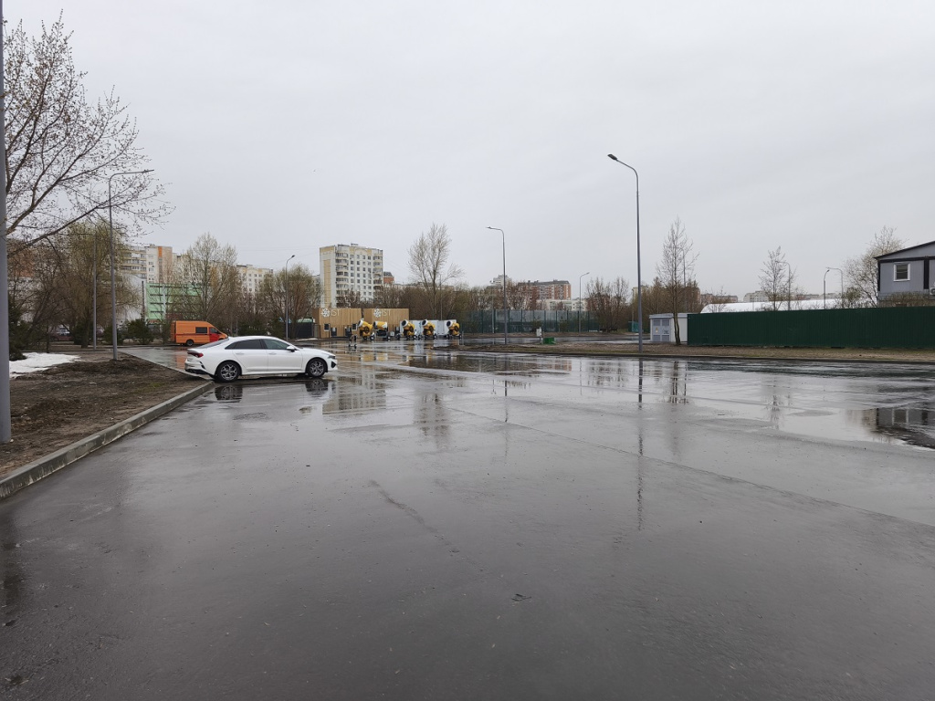 Не сразу, не с первого года, но префект ЮВАО Андрей Цыбин увидел, осознал огромную потребность в автомобильной парковке и такая парковка постепенно, с расширением шаг за шагом, год за годом, в парке 850-летия Москвы появилась. 