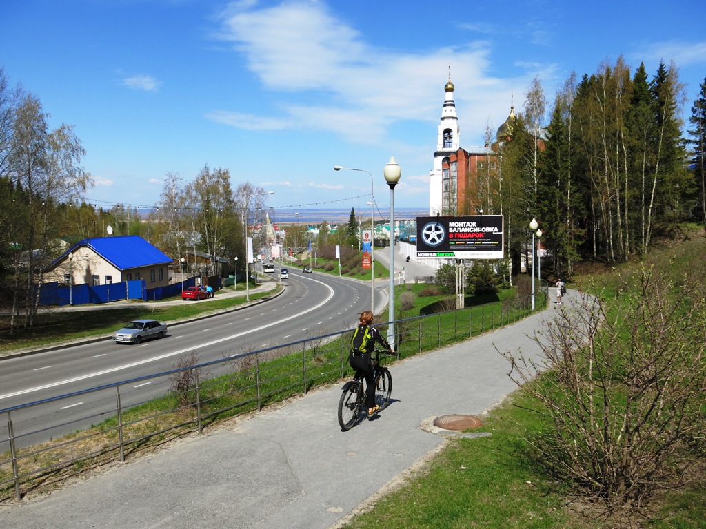 При въезде в город открывается панорама с видом на разлив могучей реки Иртыш (виднеется в глубине кадра).