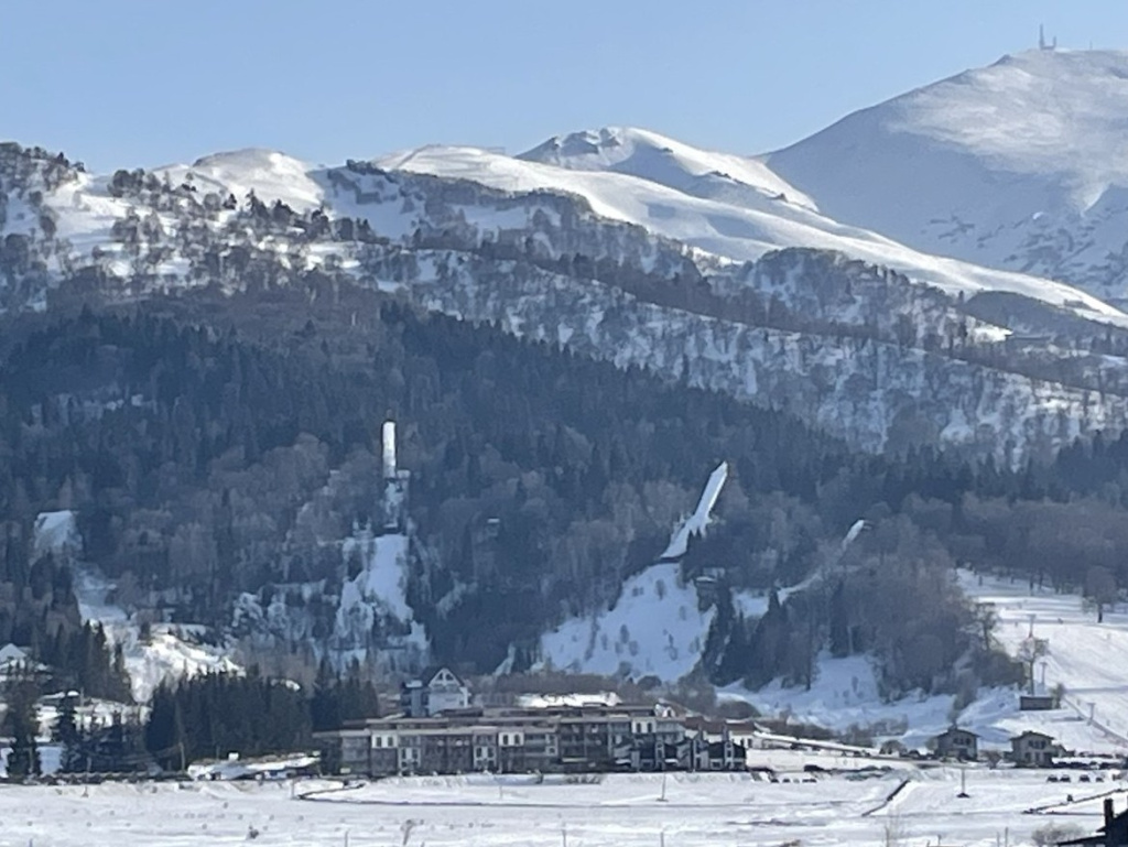 Забвенные трамплины с укоризной смотрят на главную улицу Бакуриани - улицу Кобы Цакадзе, знаменитого грузинского лыжника-прыгуна, олимпийца, многократного чемпиона СССР. 90-летний уроженец Бакуриани зажигал олимпийский огонь на открытии Европейского юношеского фестиваля. 