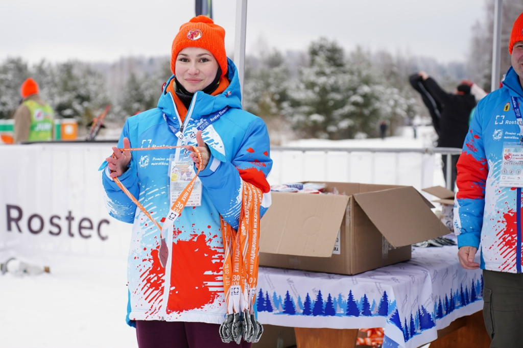 За три дня волонтеры вручают участникам более тонны медалей