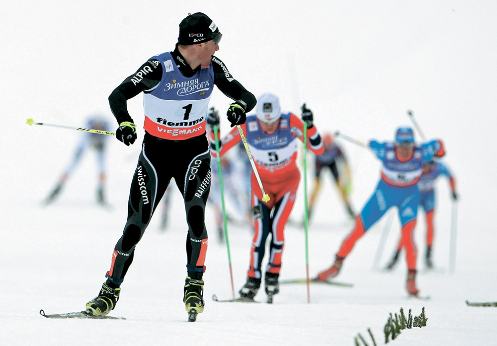 Финиш мужского скиатлона. Швейцарец Дарио Колонья оглядывается, чтобы убедиться, что сзади ему уже никто не угрожает, и можно спокойно пересечь финишную черту