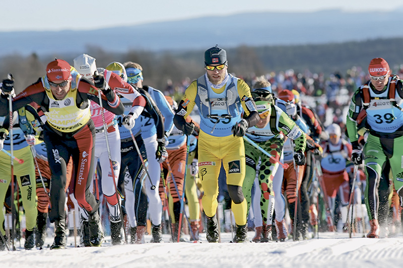 Старт элиты. В центре в жёлтом комбинезоне – норвежец Мартин Йонсруд Сундбю – он займёт в этот день второе место, уступив лишь победителю Петтеру Элиассену.